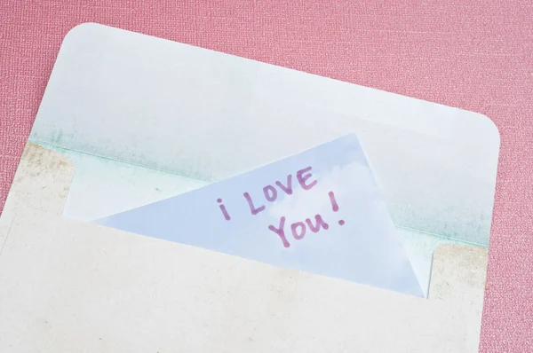 Bir Zarfın Içinde Yazılı Konseptiyle Seviyorum — Stok fotoğraf