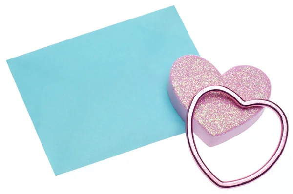 エンベロープとバレンタインデーおよびロマンスの概念のための心の愛の手紙コンセプト — ストック写真