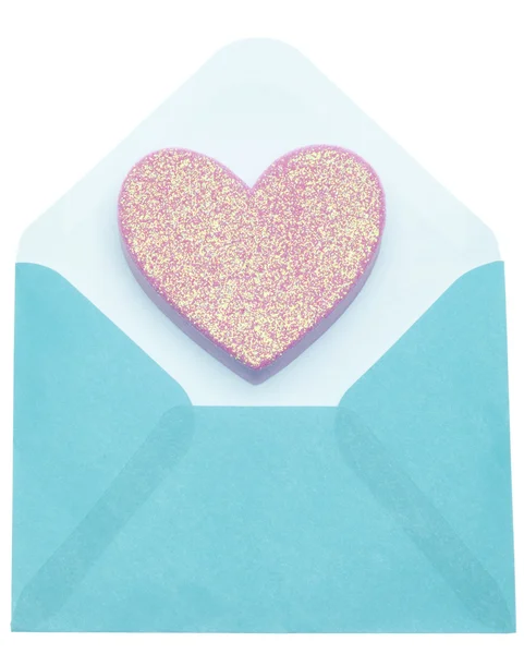 エンベロープとバレンタインデーおよびロマンスの概念のための心の愛の手紙コンセプト — ストック写真