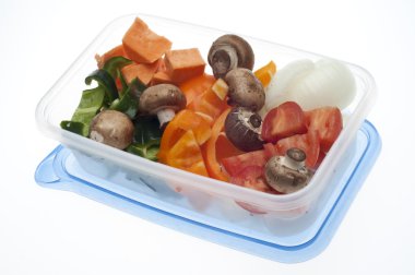 çeşitli sebze, mantar, biber, soğan, domates ve patates plastik bir kap içinde.