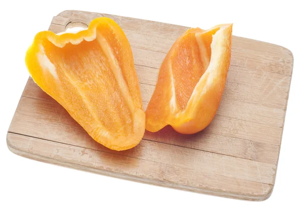 Oranžové Papriky Nakrájené Dřevěné Řeznické Špalky Izolované Bílém Ořezovou Cestou — Stock fotografie
