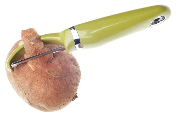 Süßkartoffeln Werden Mit Grünem Gemüseschäler Geschält Isoliert Auf Weiß Mit — Stockfoto
