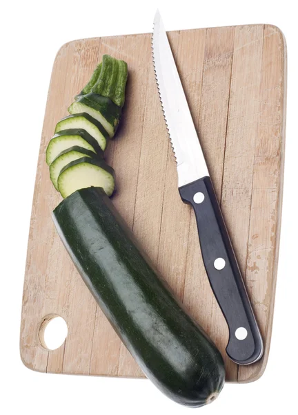 Skivad zucchini på en trä huggkubben — Stockfoto