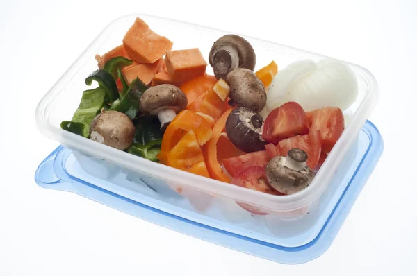 Verschiedene Gemüsesorten Champignons Paprika Zwiebeln Tomaten Und Süßkartoffeln Einem Plastikbehälter — Stockfoto
