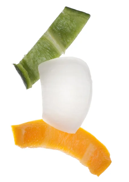 Dilimlenmiş biber ve soğan üzerinde beyaz izole — Stok fotoğraf