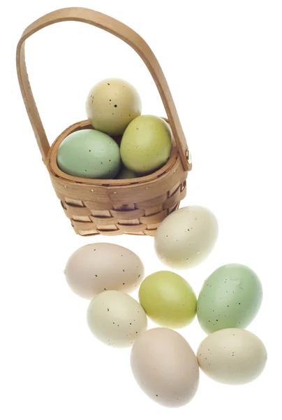 Myšák Velikonoční Vajíčka Košíku Izolované Bílém Ořezovou Cestou — Stock fotografie