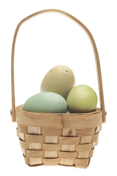 Nakrapiane jaja wielkanocne w koszu na białym tle — Zdjęcie stockowe