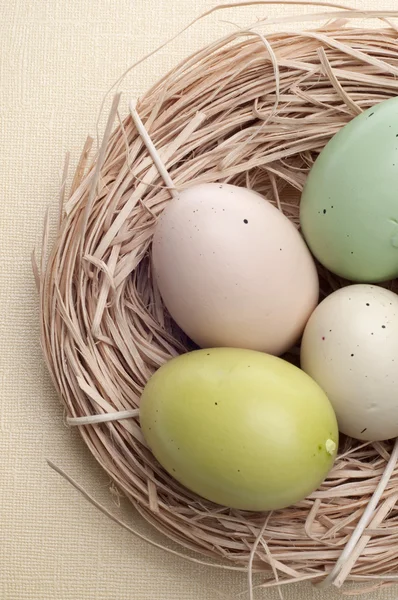Kleurrijke Eieren Nesten Pasen Voorjaar Afbeelding — Stockfoto
