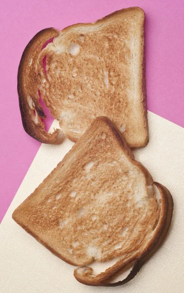 Geroosterd brood toast op moderne roze en geel — Stockfoto