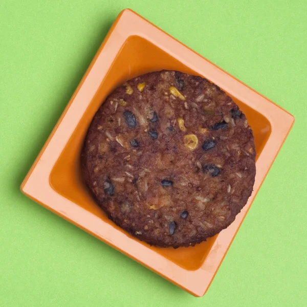 Würzige Vegetarische Schwarze Bohnen Burger Auf Einem Orangefarbenen Teller — Stockfoto