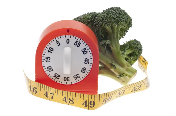 健康与饮食概念与西兰花和计时器时钟黄色卷尺 — 图库照片