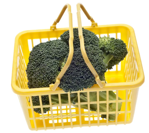 Brócolis fresco em uma cesta de compras amarela — Fotografia de Stock