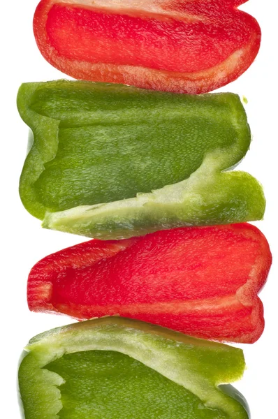 Čerstvé řezané zelené a červené papriky — Stock fotografie