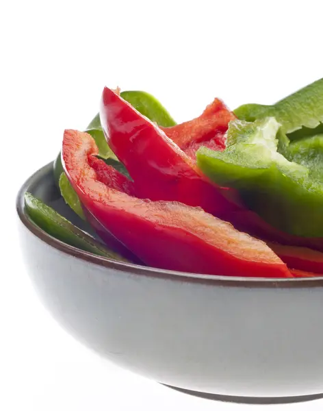 Fresh Cut Green Red Bell Peppers Close Uma Tigela Isolada — Fotografia de Stock