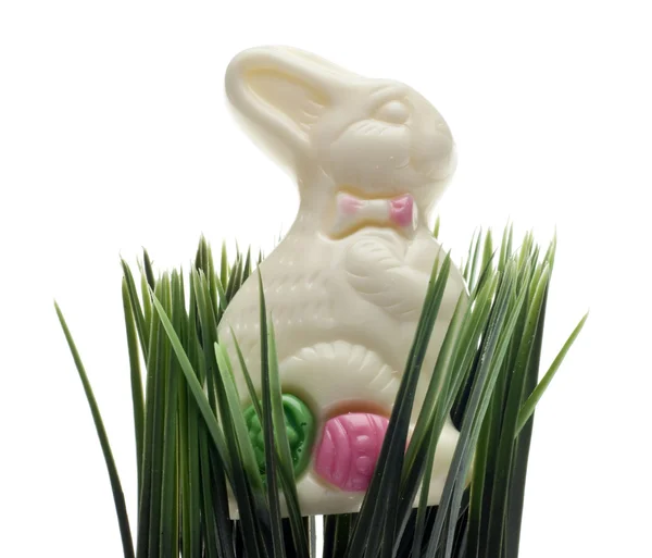 Белый Шоколад Пасхальный Кролик Конфеты Зеленой Траве Изолированы Белом Вырезкой — стоковое фото