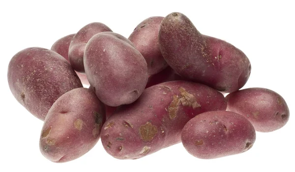 Stapel Van Rode Aardappelen Geïsoleerd Wit Met Een Uitknippad — Stockfoto