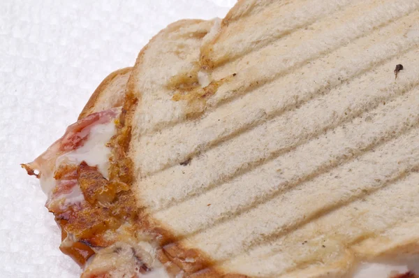 Panini Sandwich Mit Gegrilltem Schinken Und Käse Auf Einem Papiertuch — Stockfoto