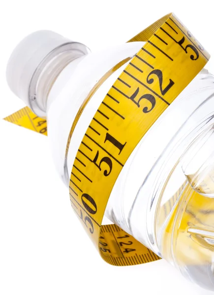 水瓶与测量磁带健康的生活方式饮食概念 — 图库照片