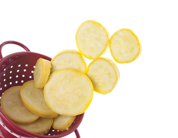Fresh Cut Yellow Squash Derramando Uma Fronteira Vibrante Coador Vermelho — Fotografia de Stock