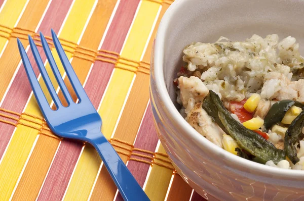 チキン、米、トウモロコシ、ピーマンの健康的な食事 — ストック写真