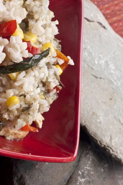 Zdravé jídlo kuře, rýže, kukuřice a papriky — Stock fotografie