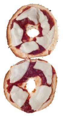 ev yapımı pizza bagel izole kırpma yolu ile beyaz üzerinde.