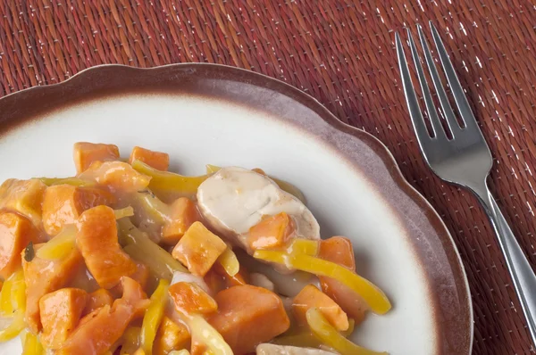 Hühnchen Süßkartoffeln Und Perlzwiebeln Abendessen Mit Sauce Und Gelben Paprikapulver — Stockfoto