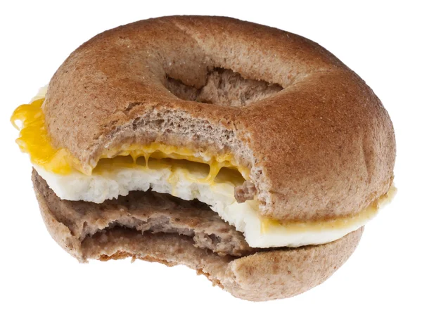 鸡蛋和奶酪早餐百吉饼上白色剪切路径与孤立 — 图库照片