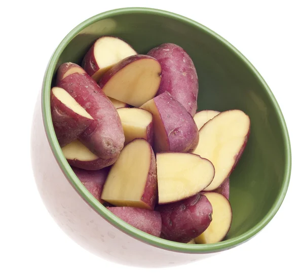 Чаша нарезанного детского красного картофеля — стоковое фото