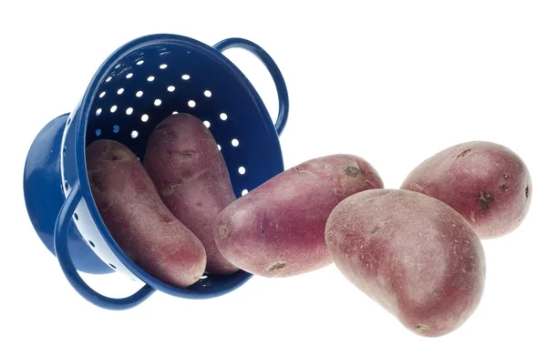 Ganze Baby Rote Kartoffel Blauem Sieb Isoliert Auf Weiß Mit — Stockfoto