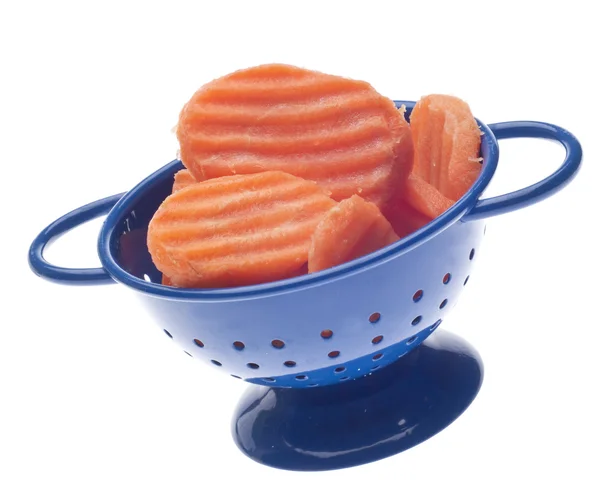 Морковь Ломтики Голубой Дуршлаг Изолированы Белом Вырезкой Пути — стоковое фото