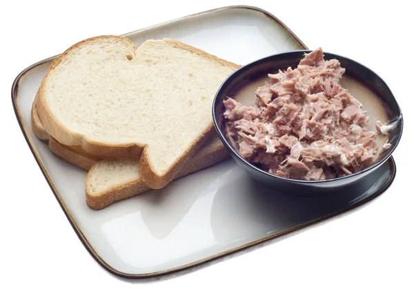 Tonijn Salade Lunch Met Brood Geïsoleerd Wit Met Een Uitknippad — Stockfoto