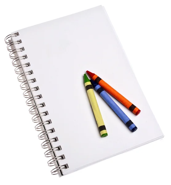 Crayons Bloco Notas Branco Com Espaço Cópia Isolado Branco — Fotografia de Stock