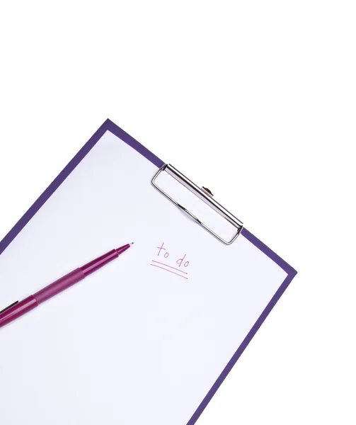 在一个紫色剪辑板上白色带剪切路径上孤立的待办事项列表 — 图库照片