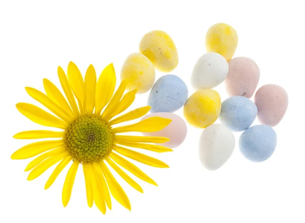 Дары с пасхальными конфетами — стоковое фото