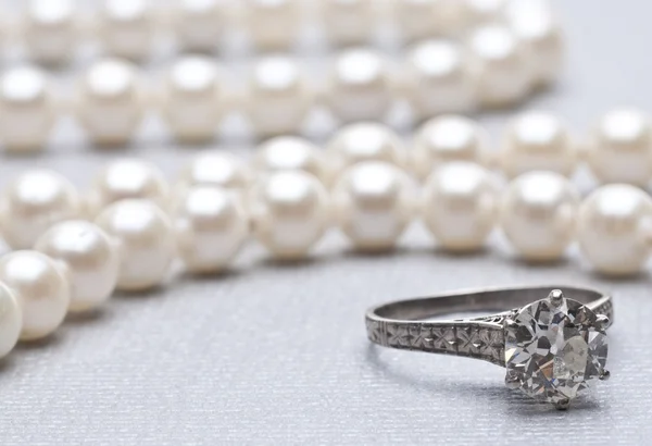 Starožitné snubní prsten a perly se zaměřením na kroužku. — Stock fotografie