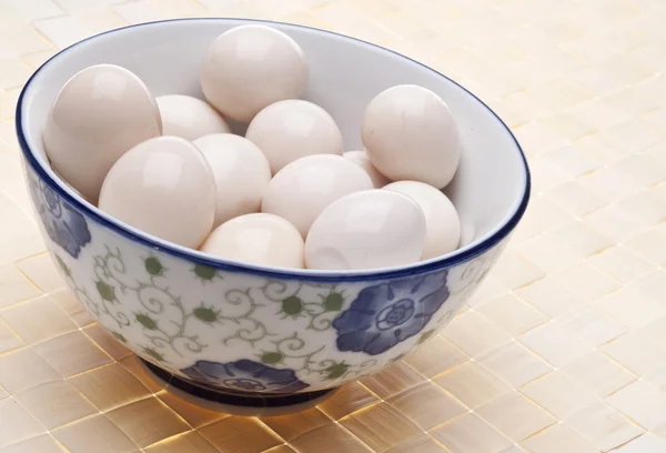 Kase haşlanmış bıldırcın yumurtası — Stok fotoğraf