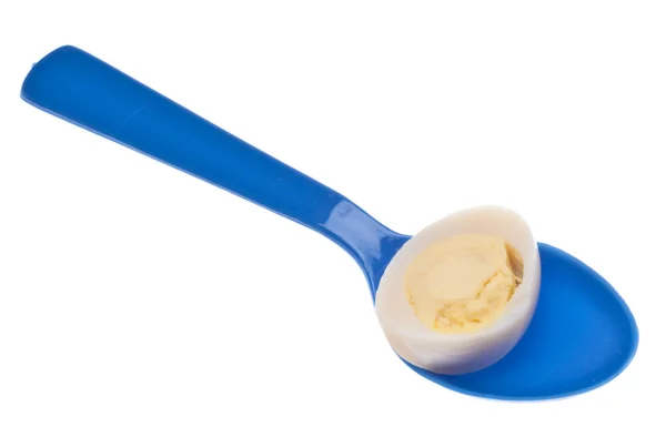 Huevo de codorniz duro en rodajas en una cuchara — Foto de Stock