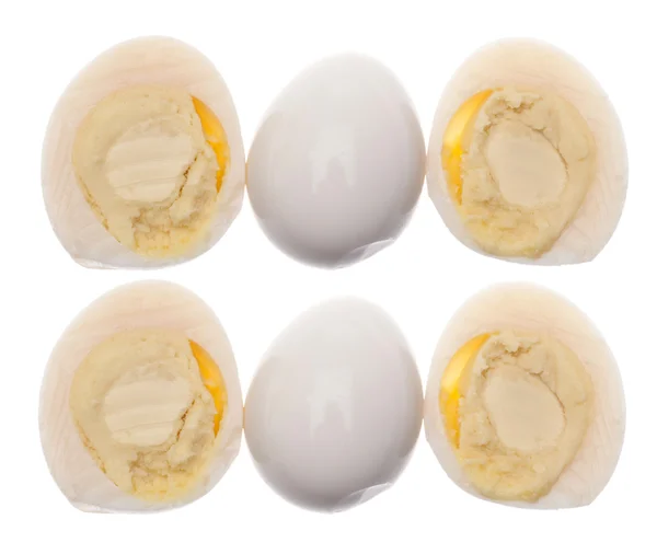 Dizi boyunca ve dilimlenmiş bıldırcın haşlanmış yumurta — Stok fotoğraf