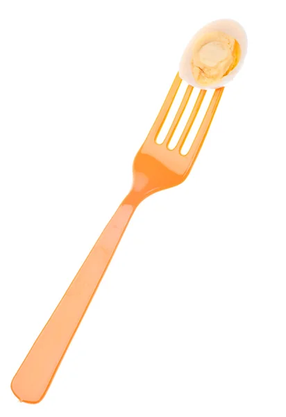 Skivade hårdkokta vaktelägg på gaffeln — Stockfoto