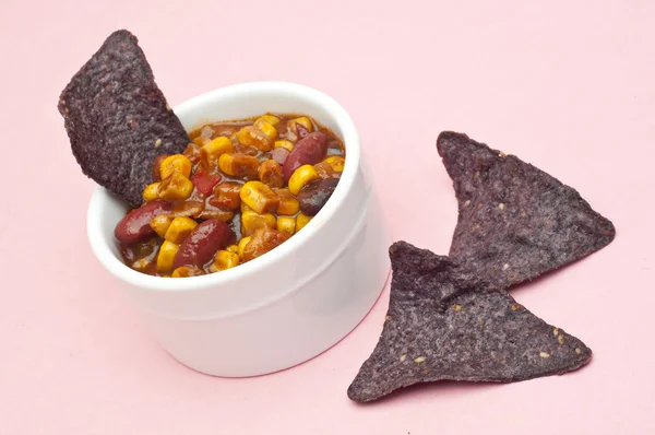Dip aus schwarzen Bohnen mit blauen Mais-Tortilla-Chips — Stockfoto