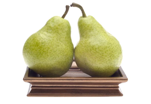 Paar van peren op een gouden schotel — Stockfoto