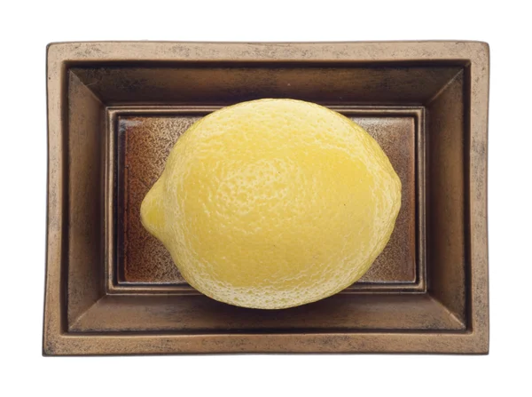 Verse citroen in een gele schotel — Stockfoto