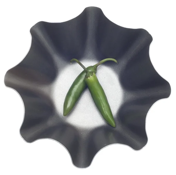在一个现代的金属碗中的塞拉诺辣椒 — 图库照片
