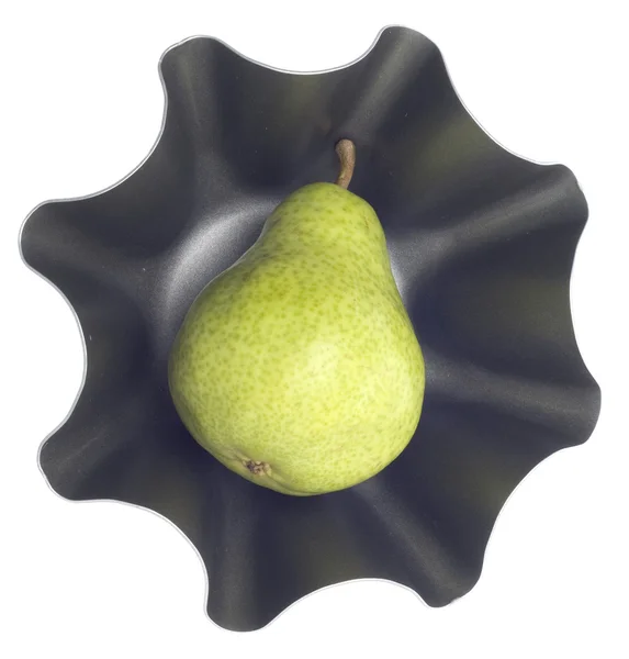 Πράσινο αχλάδι σε ένα μοντέρνα μεταλλικά μπολ — Φωτογραφία Αρχείου