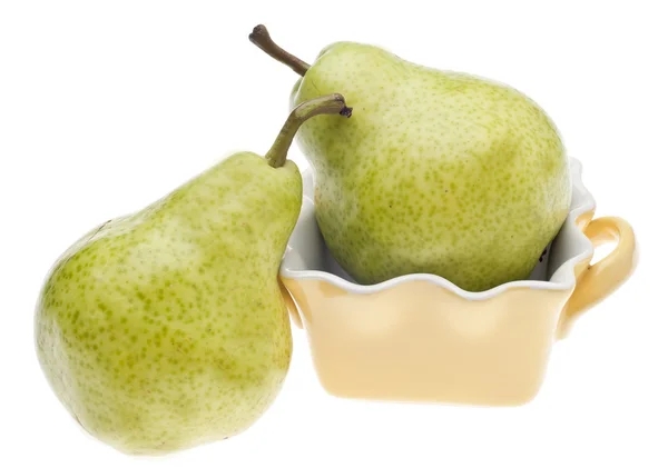 Par gröna päron i en gul matlagning maträtt — Stockfoto