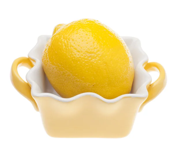 Limone in un piatto di cottura giallo — Foto Stock