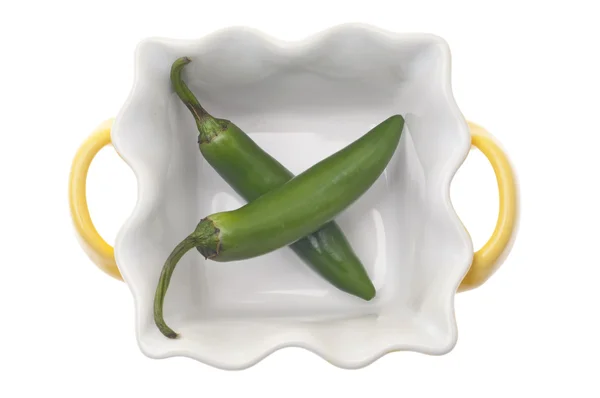 Würzige grüne Paprika in einem gelben Kochtopf — Stockfoto