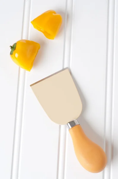 Яскравий ніж і вирізати перець — стокове фото