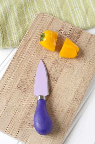 Cuchillo vibrante y pimienta cortada —  Fotos de Stock